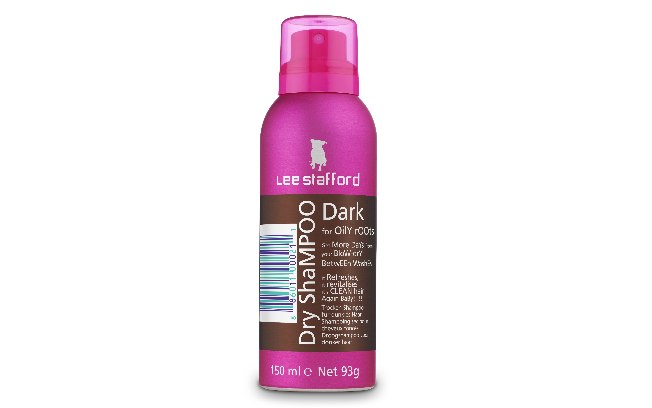 Dark Dry Shampoo, da Lee Stafford, é o novo xampu seco para cabelos escuros que promote mascara raízes oleosas e prolongar o tempo da escova l R$ 46,90