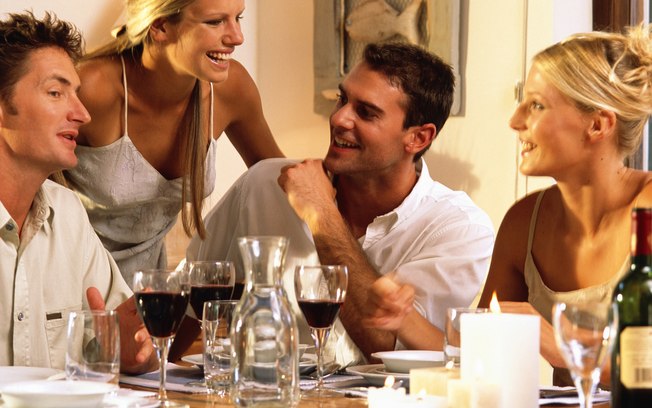 O jantar de ensaio pode ser realizado em um restaurante ou na casa de um dos pais dos noivos. Mesmo sendo uma festa intimista, não descuide da decoração e do menu