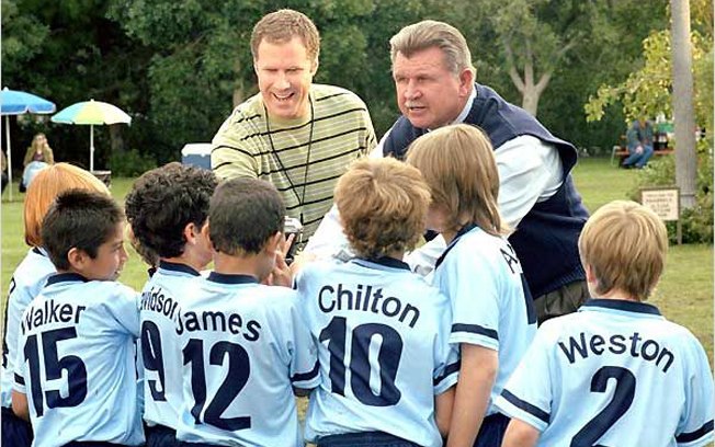 Em Papai bate um bolão (+6), Phil se torna técnico do time de futebol do filho. Filme mostra a importância da socialização e que ganhar nem sempre é o principal