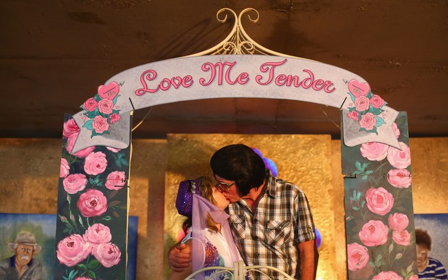 Mais um beijo apaixonado no cenário 'Love me Tender' da festa