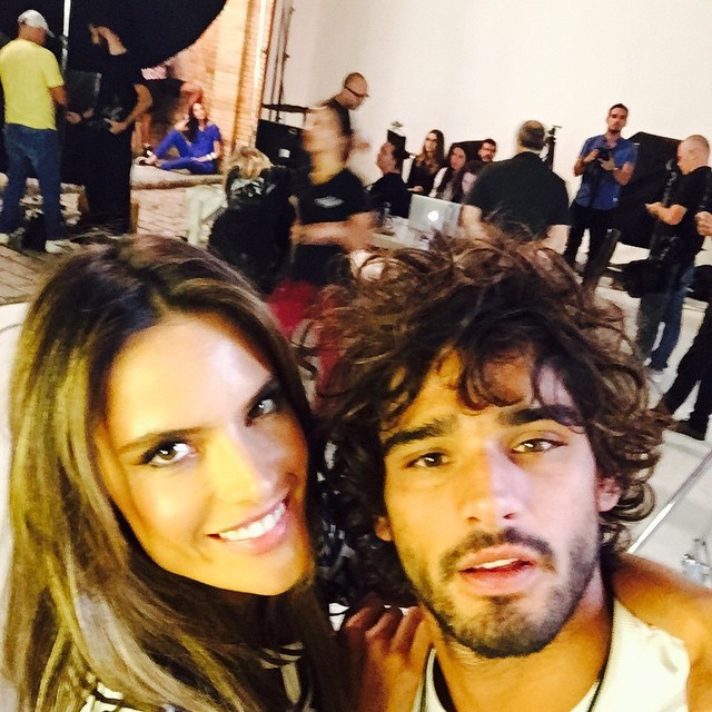 Alessandra Ambrosio e Marlon Teixeira nos bastidores de ensaio em SP (Foto: Reprodução/Instagram)