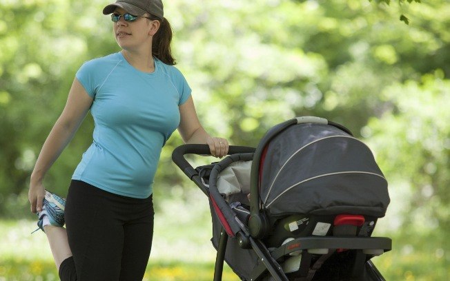 Inclua uma atividade aeróbica não muito intensa na sua rotina, como uma caminhada (aproveite e leve seu bebê). Isso melhora o condicionamento e dá mais resistência à mamãe