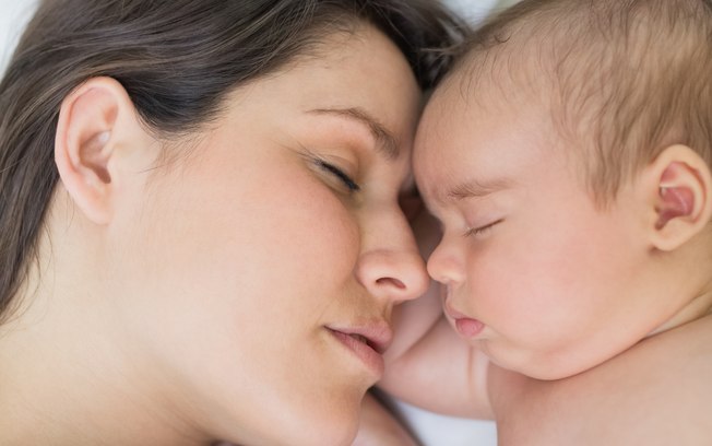 Concilie seus horários com os do bebê. Leve o seu filho para suas caminhadas, mas também descanse e tire uma soneca quando ele estiver dormindo