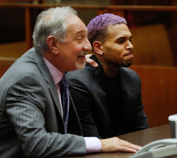Chris Brown e o advogado Mark Geragos em visita a corte judicial em Los Angeles nesta sexta-feira (20) (Foto: AP Photo/Mario Anzuoni, Pool)