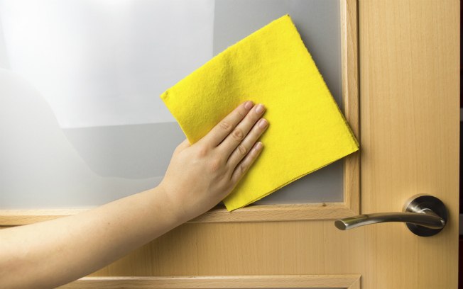 Após limpar, seque rapidamente a região com outro pano seco ou papel para evitar manchas. Para garantir melhor resultado, vá limpando por partes