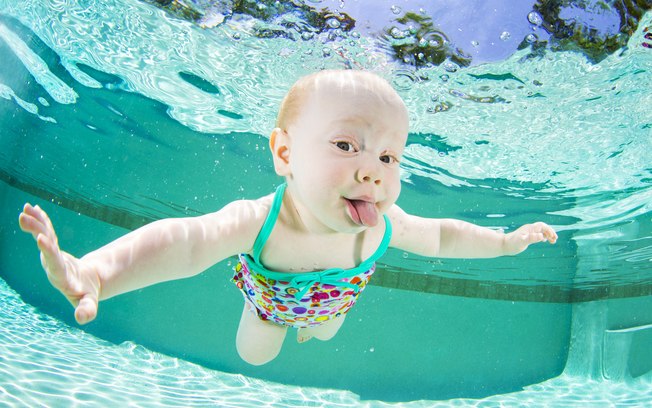 O fotógrafo americano Seth Casteel clicou bebês embaixo d’água e o resultado deu origem a um livro. A previsão de lançamento do título no Brasil é no 2º semestre