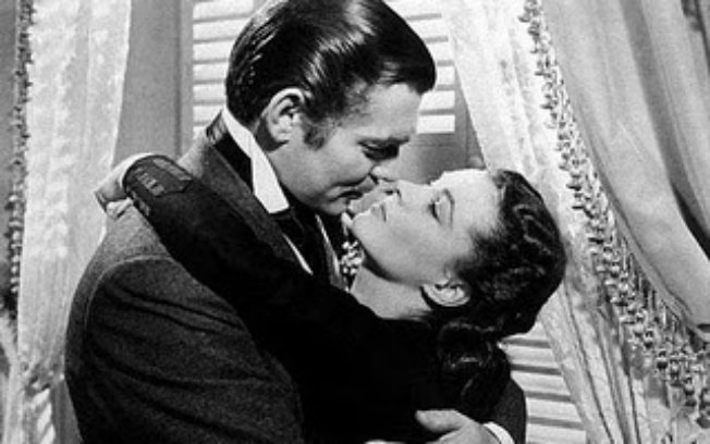 O primeiro beijo em novelas brasileiras foi apenas um leve encostar de lábios entre Vida Alves e Walter Foster em 'Sua vida me pertence', de 1951. Ainda assim, o selinho chocou os conversadores telespectadores daquela época