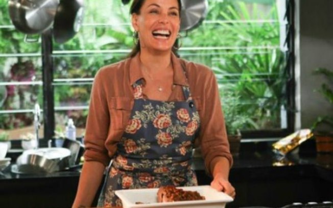 Carolina Ferraz apresenta um programa de culinária do GNT