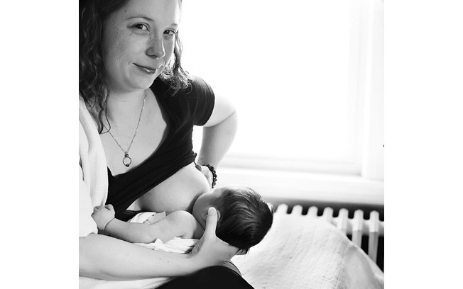 Apesar de favorável à amamentação, fotógrafa não acha certo desprezar mães que usam leite artificial
