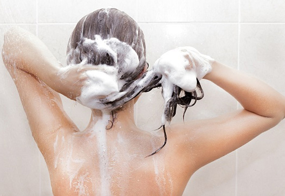 Dica para economizar água na hora de lavar o cabelo