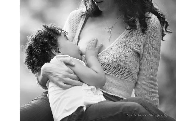 'As fotos de amamentação, não raramente, são idealizadas e mostram a maternidade serena'