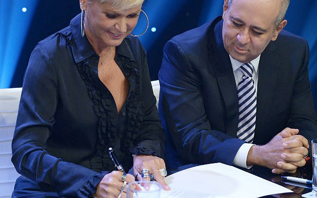 Xuxa assina contrato com a Record