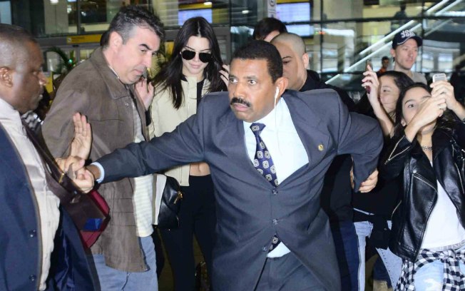 Kendall Jenner causa tumulto em aeroporto em São Paulo
