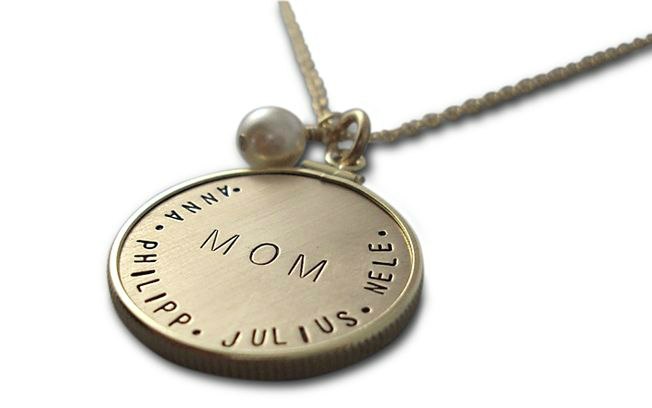 Um pingente pode conter a palavra “Mãe” (ou “mom” em inglês), além dos nomes das crianças. De Bliss Living