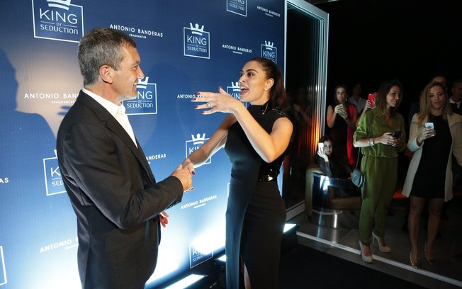 Juliana Paes cumprimenta Antonio Banderas em lançamento de perfume no Rio 