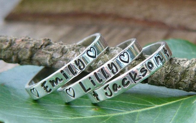 Os anéis podem ser mais informais, com a fonte de letra mais simples e corações gravados. De Etsy
