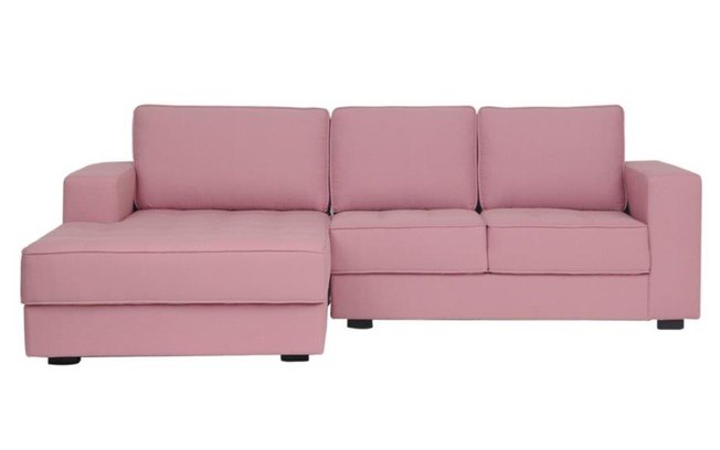 Com 2,40 m, o sofá Amuse Right na cor rosa vintage tem uma chaise, ideal para descansar bem à vontade. Conta com estrutura de madeira e revestimento de linho. Westwing, R$ 3.699