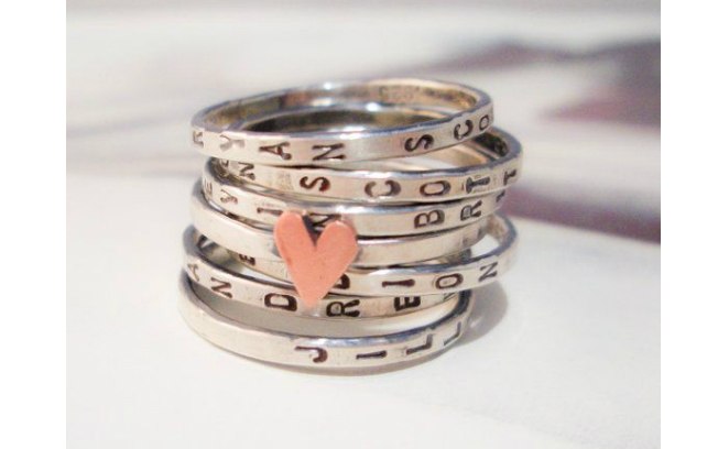 Os anéis podem ter o nome de vários filhos. Complemente com um anel de coração no meio dos outros. De Etsy