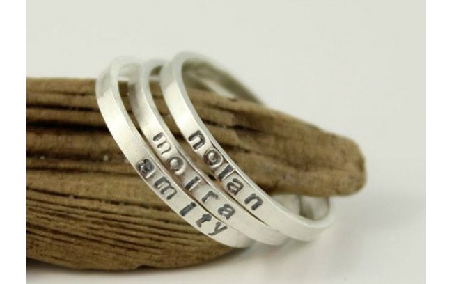 Anéis de prata finos, com nomes gravados. De Etsy