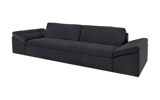 Feito com veludo, o sofá Lader tem braços inclinados, característica que faz o assento parecer maior. Mede 2,50 x 0,94 x 0,75 m. À venda na Mobly, R$ 2.499,99