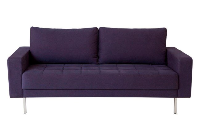 Com assento quadriculado e almofadas confortáveis, o sofá Bossa (2,20 m) é um presente para a sala de estar. O modelo vem com pés de aço inox polido e estrutura de madeira de reflorestamento. Fernando Jaeger, R$ 4.190