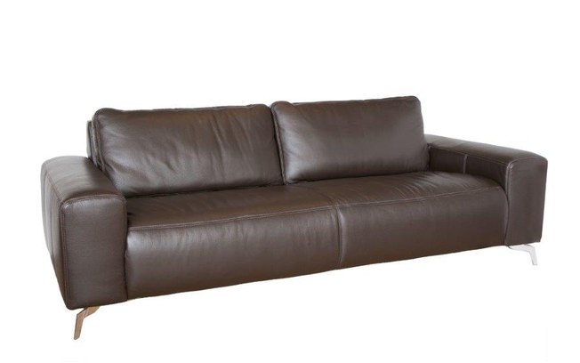Feito com couro, o sofá Levi (2,30 x 0,97 x 0,84 m) tem três lugares, estrutura de eucalipto e pés de alumínio. As almofadas são removíveis. Disponível na Etna por R$ 4.999,90