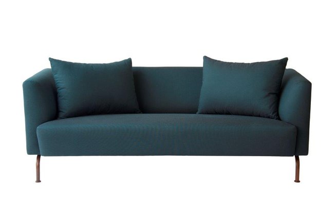 O destaque do sofá Flipper, do designer Fernando Jaeger, é o conjunto de pés tubulares coloridos, que podem combinar ou não com o tecido escolhido. Com 1,90 m de comprimento, o modelo sai por R$ 3.228