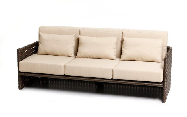 Com estrutura de alumínio acompanhando a cor da fibra, o sofá Nápoli combina com projetos mais sóbrios e aconchegantes. Mede 2,05 x 0,87 x 0,80 m. Líder Interiores, a partir de R$ 4.650