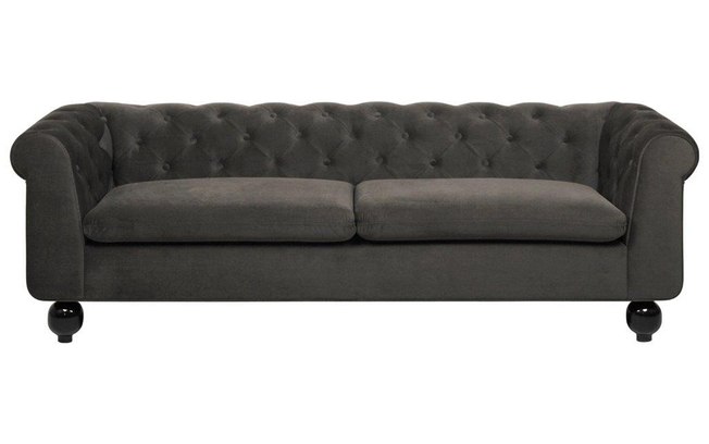 O sofá Chesterfield é um clássico. Com capitonês no encosto e nos braços, o modelo tem estrutura de madeira maciça e revestimento de poliéster. Mede 2,30 x 0,855 x 0,73 m. Tok&Stok, R$ 3.390