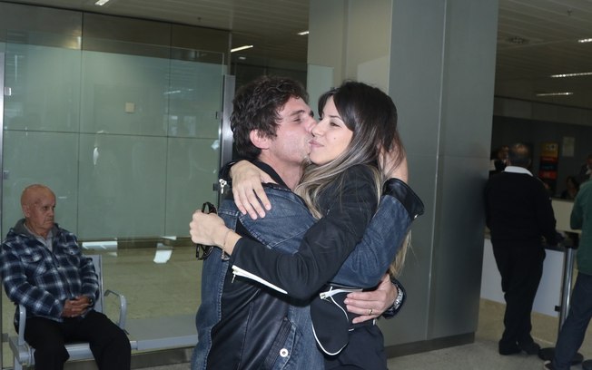 Cantor Hudson conheceu seu filho recém-nascido no saguão do aeroporto de Guarulhos, em São Paulo