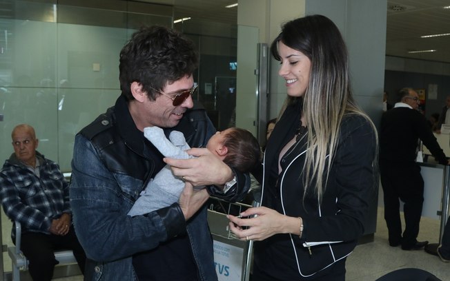 Cantor Hudson conheceu seu filho recém-nascido no saguão do aeroporto de Guarulhos, em São Paulo