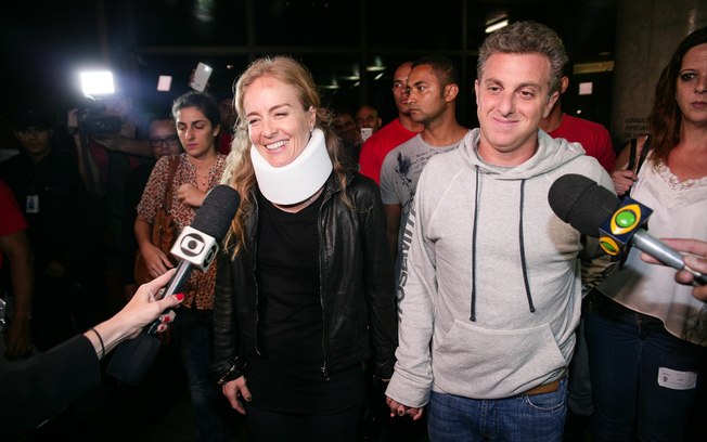 Angélica e Luciano Huck conversaram com a imprensa na saída do hospital 
