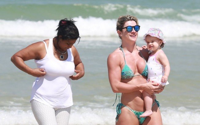 Mirella Santos, Valentina e a babá na praia