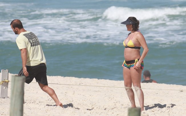 Deborah Secco aproveita dia de sol para se exercitar na praia no Rio de Janeiro