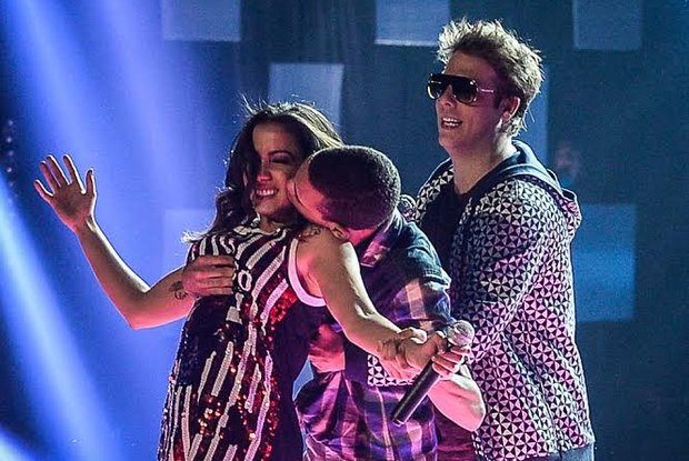 Fã invade palco e apalpa seio de Anitta durante premiação em São Paulo