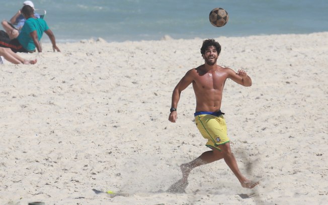 Hugo Moura, namorado de Deborah Secco, também curte praia no Rio