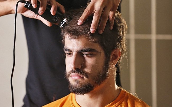 Caio Castro aparece raspando os cabelos em fotos dos próximos episodios de 