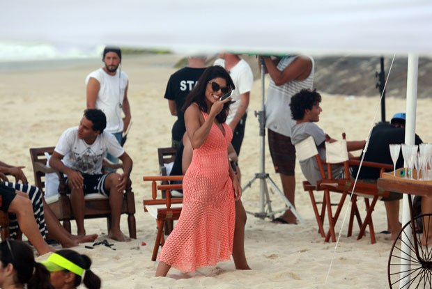 Juliana Paes grava 'Totalmente Demais' na praia