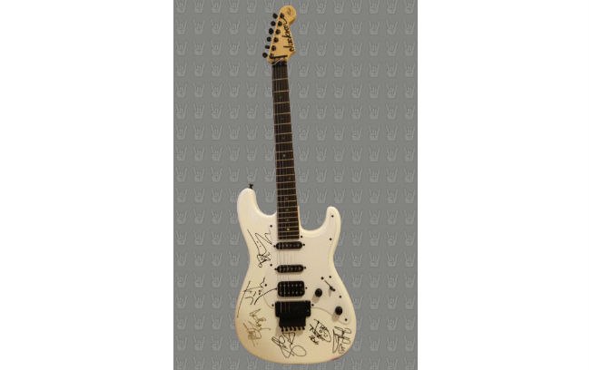 Guitarra do modelo Jackson Signature Adrian Smith foi autografada pela banda Iron Maiden