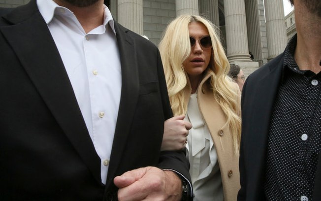 Kesha deixando o tribunal em fevereiro após a audiência preliminar