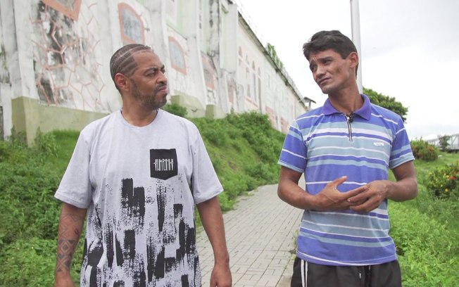 Thaíde conversa com Heberson Oliveira, acusado de estupro e que contraiu HIV na cadeia