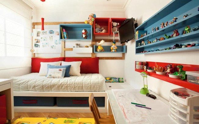 Quando a criança cresce, o quarto muda, além de cores mais fortes, brinquedos podem se tornar itens de decoração