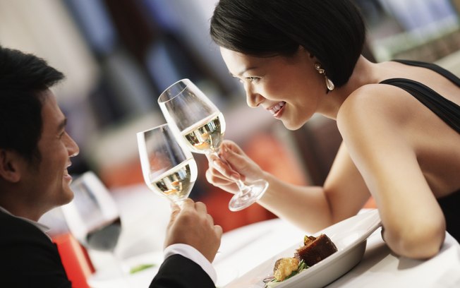 O casal pode iniciar a comemoração em um bom restaurante 