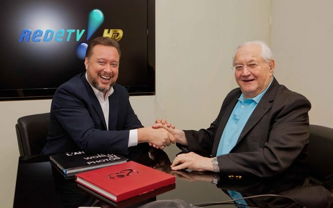 O jornalista Boris Casoy assina contrato com a RedeTV!