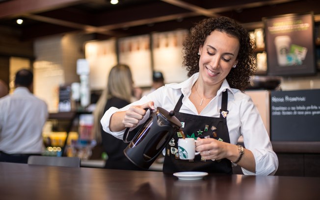 Vivi Fonseca%2C Coffee Master da Starbucks%2C diz o que precisa ter em casa para fazer o cafezinho perfeito