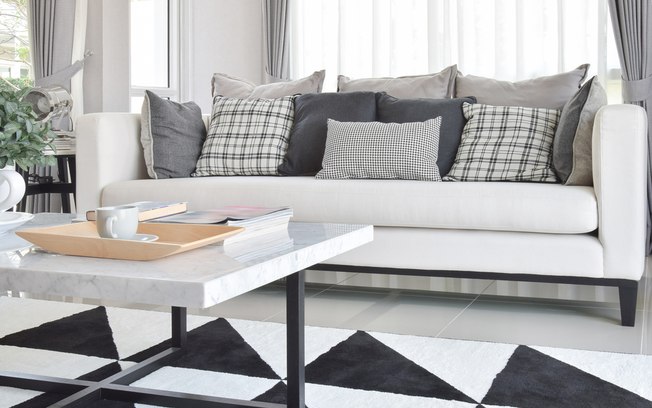 Faça sobreposição de cores na sala de estar para um ambiente moderno e%2C ao mesmo tempo%2C aconchegante