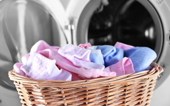 Apesar de as máquinas de lavar se tornarem cada vez mais fáceis de usar, é normal que quem começa a lavar roupas tenha algumas dúvidas a respeito do processo, dos produtos utilizados e de como separar as peças 