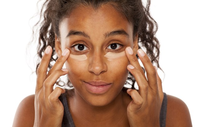 Maquiagem pode ser uma forma prática de clarear olheiras durante um dia que não dê tempo de fazer compressas